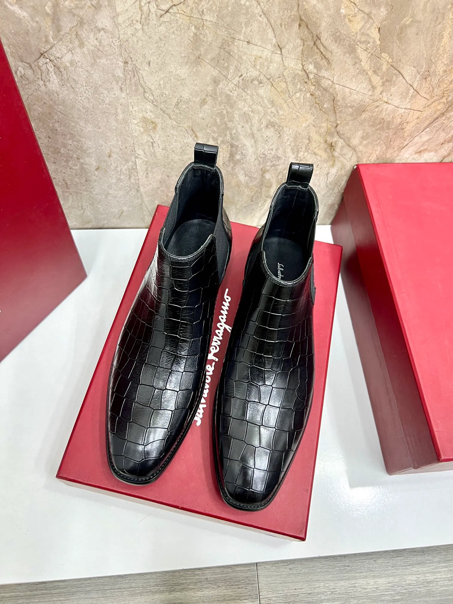 Original order quality: Men's shoes 💰700 Brand: Ferragamo (Ferragamo) One size larger: Men's size 38-44 (45 customized) Grade: Same style as the official website High-end men's shoes Material: Original cowhide, cowhide lining, original outsole Style category: Chelsea men's boots Fashion trend Color: Actual picture